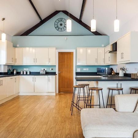 The Beach House - Fully Refurbed March 2024 Oystermouth Bagian luar foto